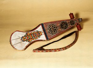 弦楽器；ラバブ（rubab, robab, rebab, rubob, rawap）。北アフリカが発祥の地