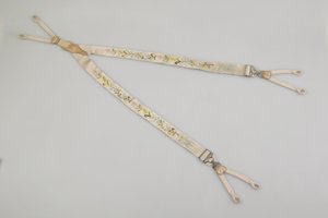 サスペンダー 1880年頃 エマイユされたホワイトサテン、レザー、シルバー メーカー不明 作： Unknown artist