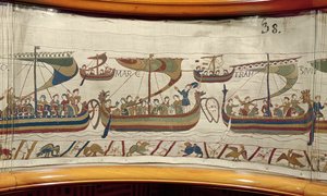 海峡を渡るノルマン人の侵攻艦隊、バイユータペストリー（リネンにウール刺繍 作： Unknown artist