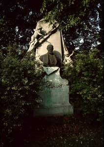 オーストリアの作曲家・指揮者フランツ・フォン・スッペ（1819-1895）の墓（オーストリア・ウィーン中央墓地）の風景 作： Unknown artist