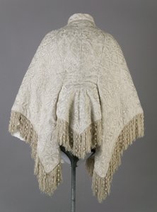 バーサ・パーマーのコート、1870年頃（後姿）、リブ付きシルクモアレ、フリンジ、クリスタルビーズ 作： Unknown artist
