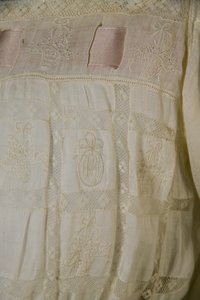 バーサ・パーマーのナイトガウン 1880年頃（詳細図） 白綿、レース、刺繍、絹リボン 作： Unknown artist