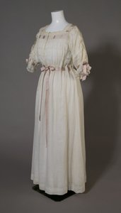バーサ・パーマーのナイトガウン 1880年頃（正面斜視図） 白綿、レース、刺繍、絹リボン 作： Unknown artist