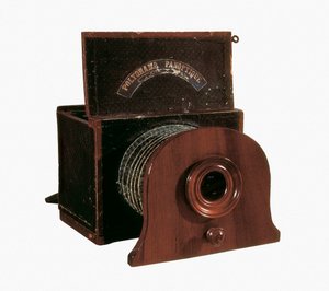 ダゲール（ジャック・ダゲール（1787-1851））のカメラでダゲレオタイプを作る（パリ国立芸術・メチエ音楽院。 作： Unknown artist