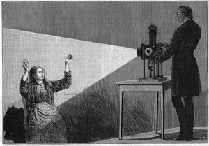 光の影響で生じる催眠状態。フランスの神経学者ジャン・マルタン・シャルコー（1825-1893）は、サルペトリエール病院で患者の催眠現象を研究していた。 作： Unknown artist