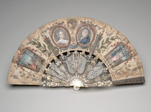 マリー・アントワネットとルイ16世の肖像メダル付き扇子 1786年以降（絹二重葉にガッシュと水彩、真鍮、銀、金属糸、象牙、金箔、銀箔、ペースト状の宝石）。 作： Unknown artist