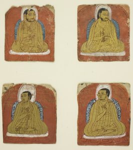 4人のラマ僧のミニチュア肖像画が刻まれている。 作： Unknown artist