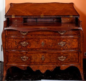 家具：杉材のチェスト。1735-1745年頃 Dim.97x137x68 cm プライベートコレクション