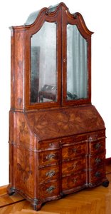 家具：ローズウッドのトゥルモー。1735年頃 Dim.257x130x61 cm プライベートコレクション