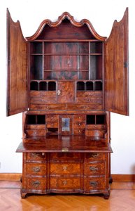 家具：ローズウッドのトゥルモー。1735年頃 Dim.257x130x61 cm プライベートコレクション