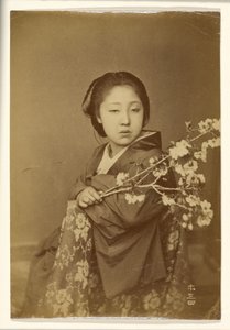 [サクラの枝を持つ日本人女性］