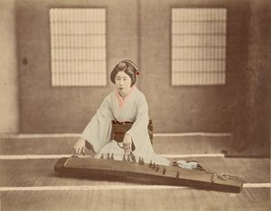 [琴を弾く日本人女性］ 作： Unknown artist
