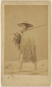 [麦わら帽子をかぶり、長い棒を持っている日本人男性]