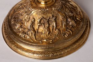 金属細工。聖杯1726年から1758年まで大聖堂支部長を務めたA・ル・ヴァイアン・ド・ラ・バサルドリー大修道士の寄贈。18世紀下部の詳細。