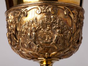 金属工芸品。聖杯1726年から1758年まで大聖堂支部長を務めたA・ル・ヴァイアン・ド・ラ・バサルドリー大修道士の寄贈。18世紀詳細 作： Unknown artist