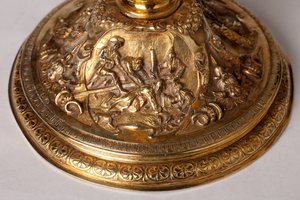金属工芸品。聖杯1726年から1758年まで大聖堂支部長を務めたA・ル・ヴァイアン・ド・ラ・バサルドリー大修道士の寄贈。18世紀下部の詳細。