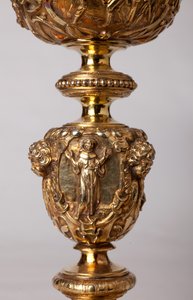 金属工芸品。聖杯1726年から1758年まで大聖堂支部長を務めたA・ル・ヴァイアン・ド・ラ・バサルドリー大修道士の寄贈。18世紀詳細