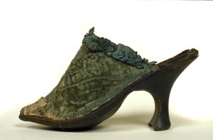 18世紀の女性用ヒール付きシューズのモデル。 作： Unknown artist