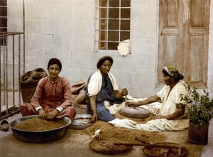 エルサレムで小麦を成型する農民たち。1890年から1900年の間に撮影されたフォトクロームSD。