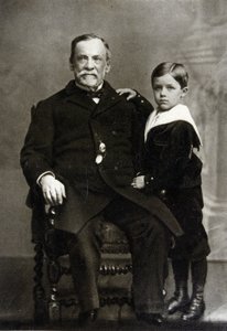 ルイ・パスツール（1822年～1895年）と孫のルイ・パスツール・ヴァレリー-ラドーの肖像（1893年）。 作： Unknown artist