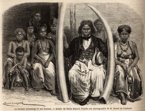 アフリカの象牙商人の肖像、その妻たちを囲む。エミール・バヤール（1837-1891）が、1861年から64年にかけてのグリフォン・デュ・ベレー医師のガボンへの旅を説明するために描いたもの。エドゥアール・シャルトン編『Le tour du monde』に掲載された版画。 作： Unknown artist