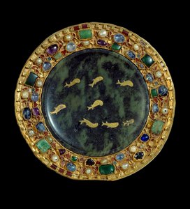 宗教用具：紀元前1世紀または下ローマ帝国時代の蛇紋岩のパテネと、シャルルの時代（西暦850-900年）の真珠と宝石をはめ込んだ金枠。パリ、ルーヴル美術館 作： Unknown artist