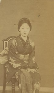 [座っている日本人女性］