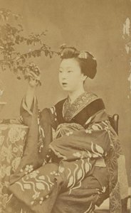 [座っている日本人女性］