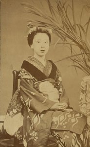 [座っている日本人女性］ 作： Unknown artist