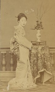 [日本女性の立ち姿] 作： Unknown artist