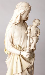 彫像。マドンナと子供カテドラル支部長カンティノー猊下寄贈象牙製。13世紀詳細、胸像。
