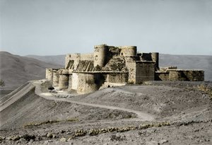 1930年、シリア西部に十字軍時代の城砦「クラック・オブ・ザ・ナイツ」がある。 作： Unknown artist