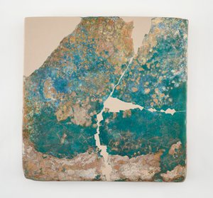 タイル、大きな正方形。 石膏で壊され、修理され、復元される 作： Unknown artist