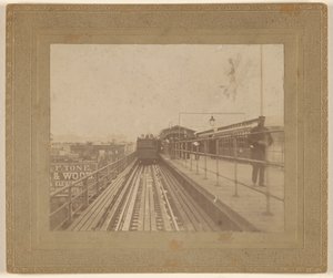 [駅を出発する列車の眺め]。 作： Unknown artist