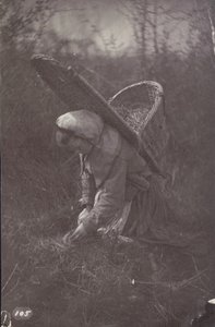 [バスケットを背負った女性] 作： Unknown artist