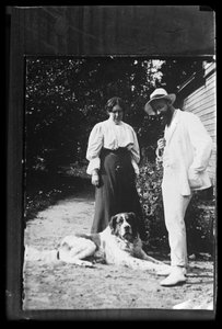 ヒューゴ・シンバーグと妹のブレンダ、愛犬サルト