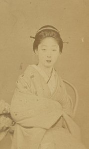 [座っている日本人女性］