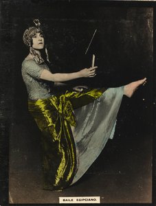 エジプト舞踊を踊る東洋風の衣装を着た若い女性 作： Unknown photographer