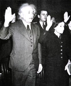 アメリカ市民権の宣誓をするアルバート・アインシュタインと継娘のマーゴット（ニュージャージー州 作： Unknown photographer