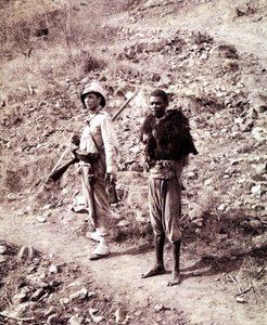 ギンダへの道中、イタリア兵とアビシニアンの捕虜。 作： Unknown photographer