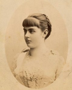マリー・アレクサンドリーヌ・フォン・ヴェッツェラ男爵夫人（1871年3月19日～1889年1月30日）（写真） 作： Unknown photographer