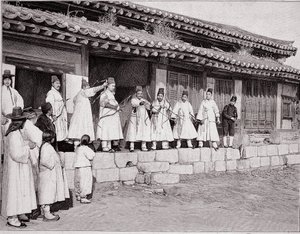 19世紀末、韓国・ソウルの旧王宮の弓使いたち 作： Unknown photographer
