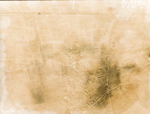 第一次世界大戦中の西部戦線の塹壕の位置を記録したイギリスの航空偵察写真