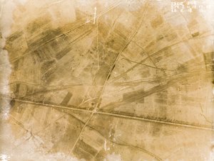 第一次世界大戦中の西部戦線の塹壕の位置を記録したイギリスの航空偵察写真