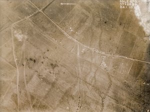 第一次世界大戦中の西部戦線の塹壕の位置を記録したイギリスの航空偵察写真