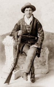 ライフルを構えるカラミティ・ジェーン開拓時代の悪名高いキャラクター、カラミティ・ジェーン（Martha Jane Cannary、1850年頃）のヴィンテージ写真。 作： Unknown photographer