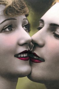 唇にキスをする女性たちの顔のアップ 作： Unknown photographer