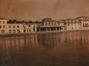 ブリジュニ諸島、グレート・ブリジュン島（ヴェリキ・ブリジュン）の海に面した建物のファサード。 作： Unknown photographer