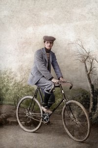 自転車に乗るフェルナン・オッセ、フランス、1920年頃（写真）
