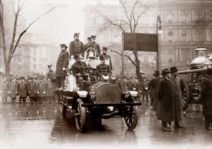 新しい消防ポンプと車両を装備した消防隊、ニューヨーク1913年。写真撮影。 作： Unknown photographer